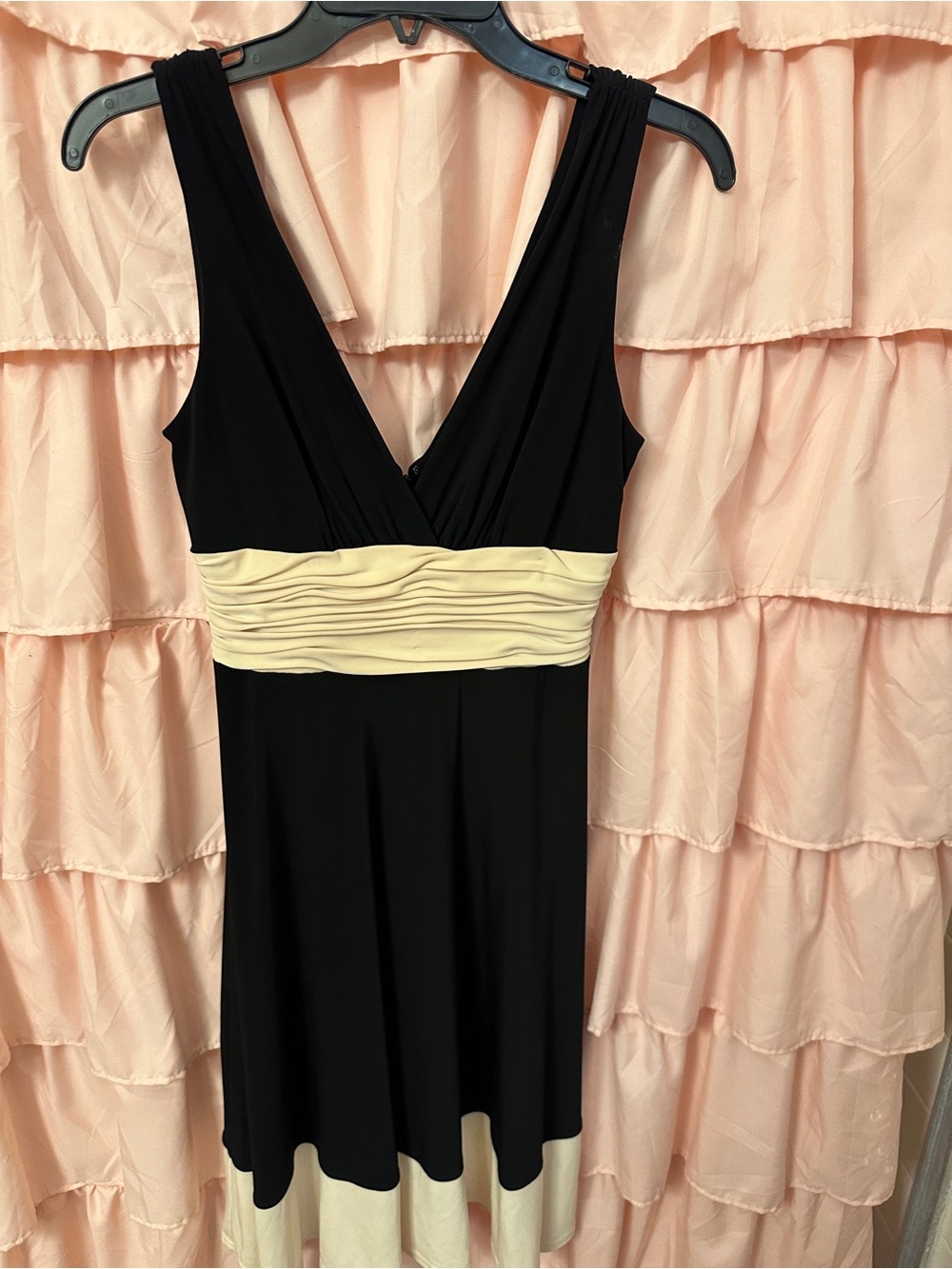 Jones New York Petite 4P Black Dress with Cream Waistband and Hem